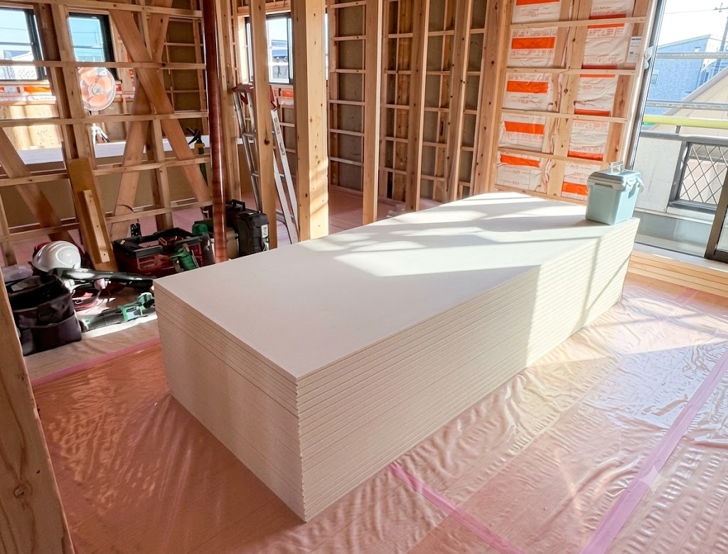 有田屋が大阪の建設現場で資材搬入を行う様子（木材ボードの荷揚げ）